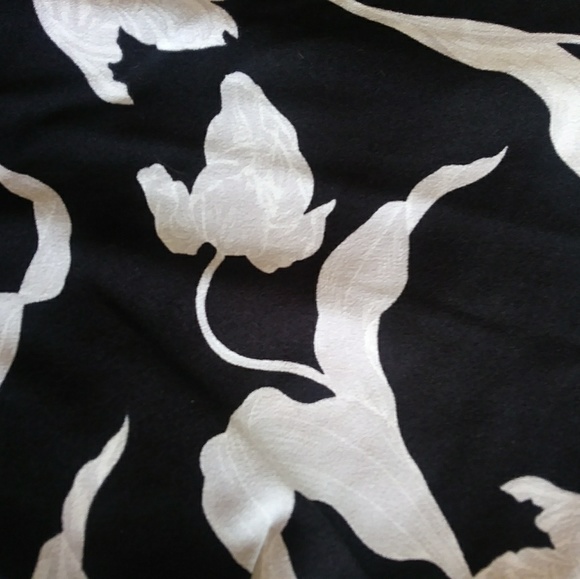 Black blouse with white flowers. - Picture 2 of 4